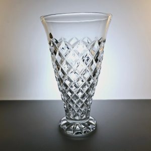 Hög kristallin vas i slipat pressglas – Klassisk diamantdekor – 25 cm