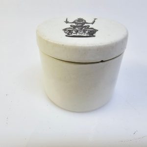 Antik behållare med lock och detaljerad design