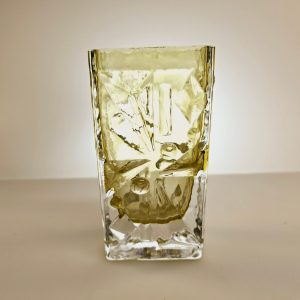 Geometrisk konstglasvas i isgul – modernistisk skulptur i massiv glasmassa