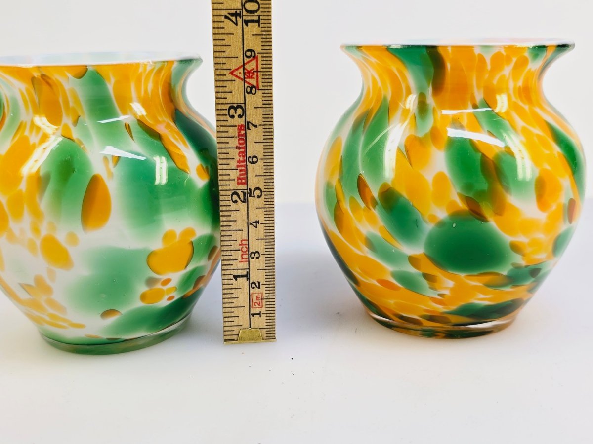 2 handblåsta konstglasvaser i grönt och gult – 9 cm, unika och färgstarka accent - Bild 4